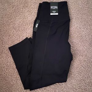 Victoria sport knockout Capri leggings.
